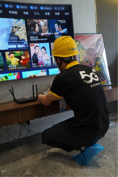图为中国移动重庆公司宽带装维工程师为客户提供宽带安装调试服务。 图为中国移动重庆公司宽带装维工程师为客户提供宽带安装调试服务。