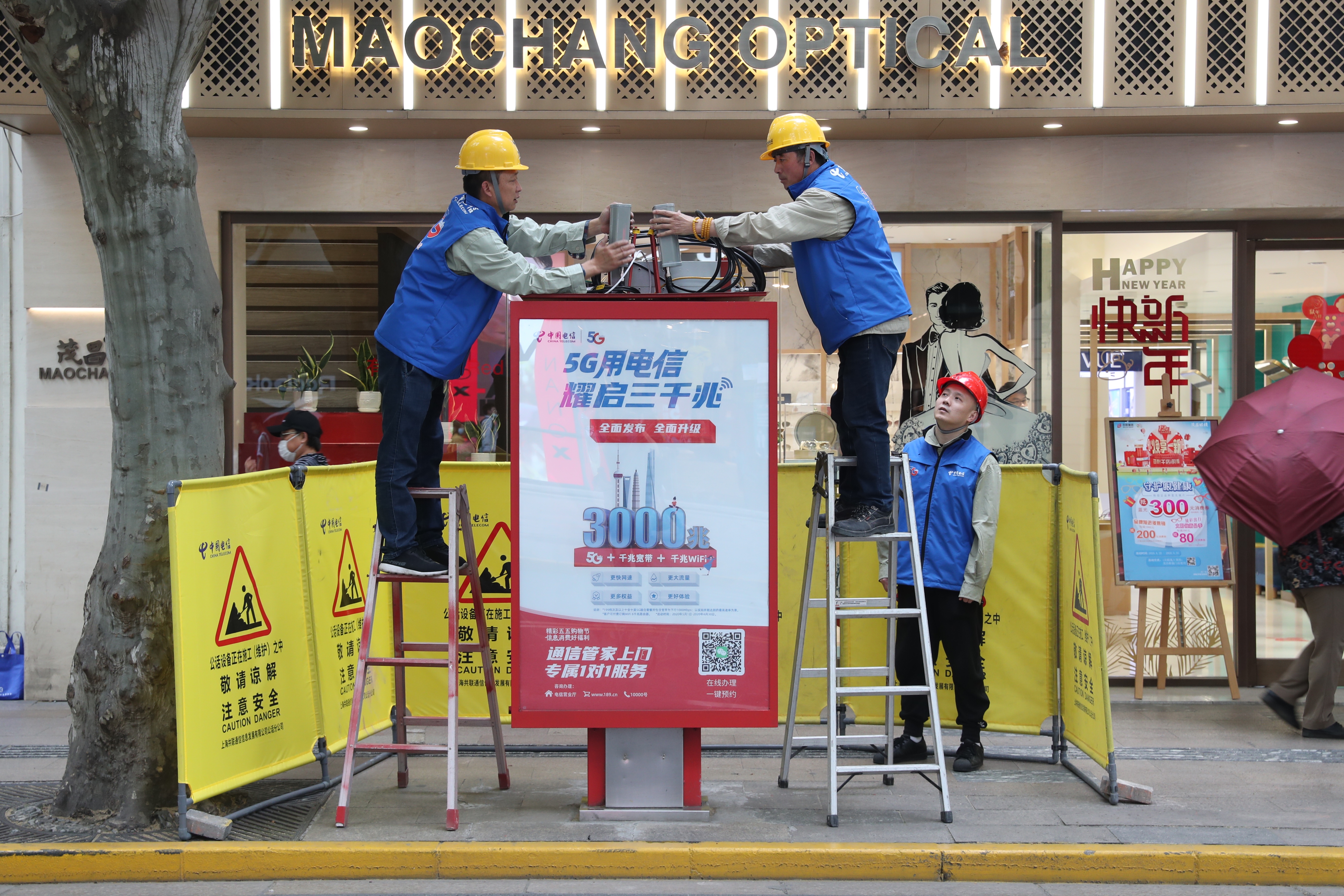 上海电信根据各区域5G覆盖情况，将位于人流密集区域的百余座电话亭改造升级，有效弥补了5G室外宏站覆盖的薄弱地区，实现热点区域5G信号无缝覆盖，在全国属于首创。