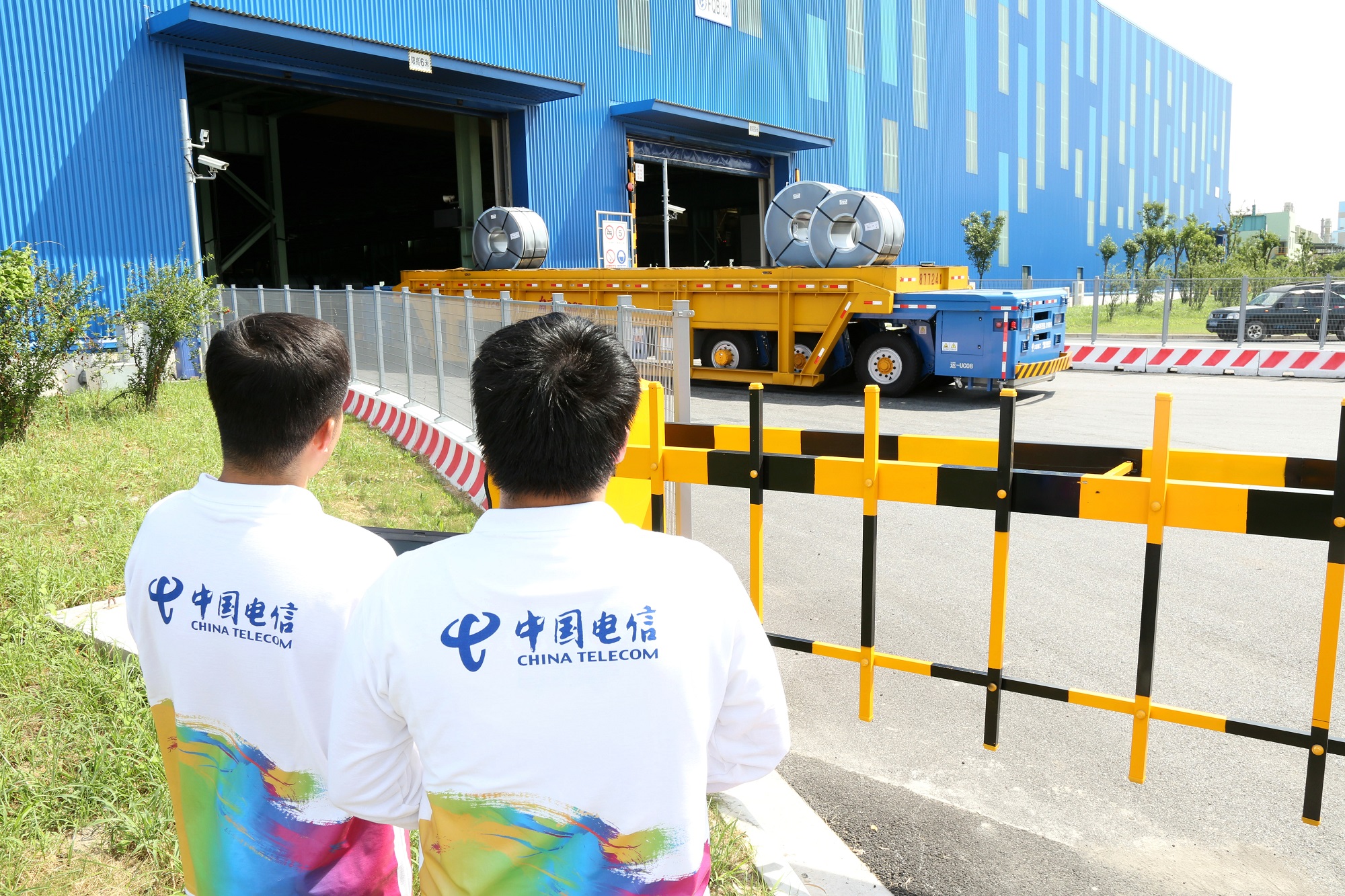 上海电信与宝钢合作“5G +重载AGV公路无人驾驶”