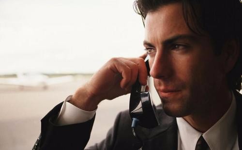 用了7年多的手机号码,只因尾号连续两个1,就悄然变成电信公司口中的“靓号”,丈夫想过户给妻子,也得先和电信公司签10年的合同,还得承诺“10年不得携号转网”。